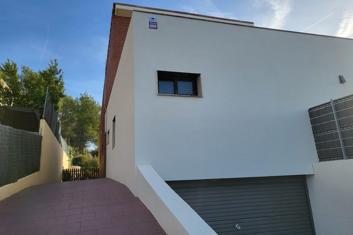 Restauración de edificio antiguo con Rehabilitación de fachadas en Sitges respetando el patrimonio.