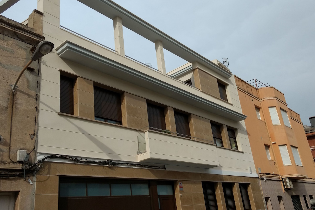 Fachada reformada con técnicas de Rehabilitación de fachadas en Sitges realizadas por expertos.